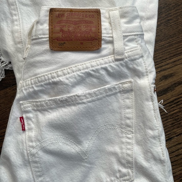 Size 25 Distressed White Levi’s - Picture 10 of 10